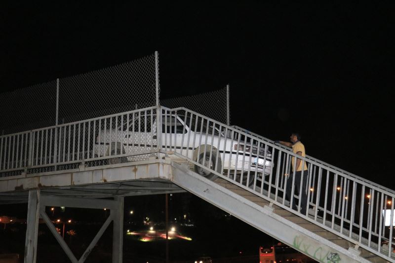 Adana’da bir garip olay! Yaya köprüsünden geçmeye çalışan otomobil korkuluklara sıkıştı
