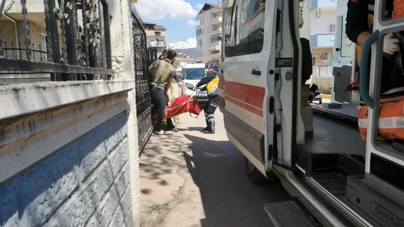 Karnına bıçak saplayarak bebeğini ve kendini öldürmek istedi
