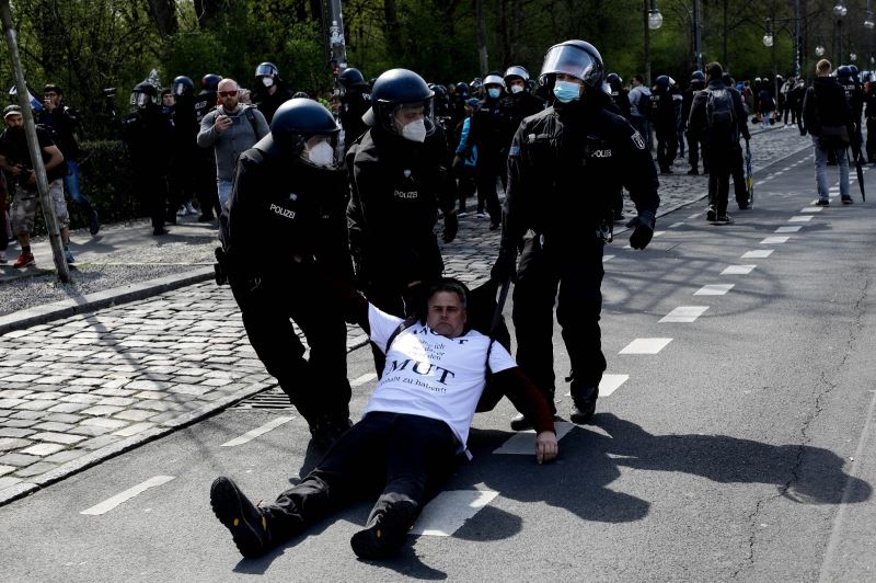 Berlin’de “Enfeksiyondan Koruma Yasası” protestosu: 150’den fazla gözaltı
