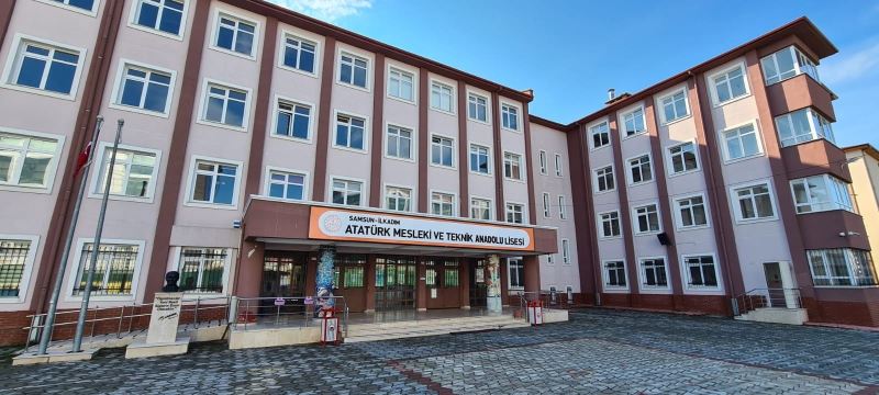 Atık materyallerle yapılan çalışmalarını sanal sergide tanıttılar
