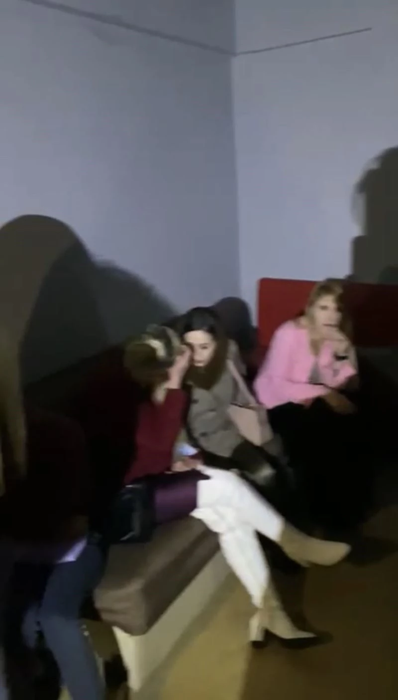 (Özel) İstanbul’da polisi bile şoke eden baskın: Metruk binayı pavyona çevirmişler
