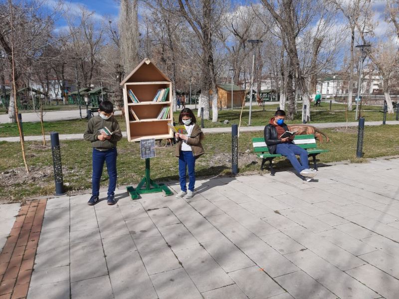 Kafkas Üniversitesi öğrencilerinden “Her Yerde Kitap” projesi
