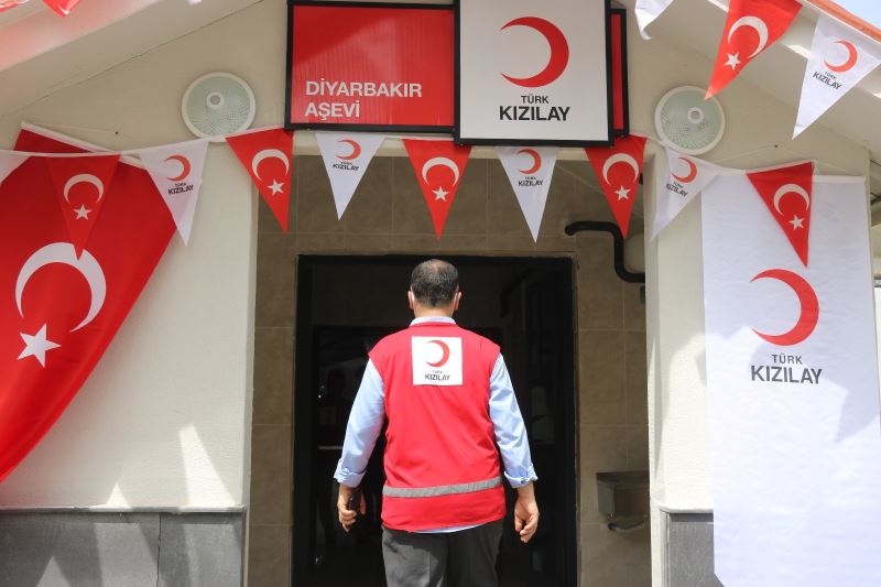 Türk Kızılayı, Diyarbakır’da 10 bin kişiye sıcak yemek sunmak için aşevi kurdu
