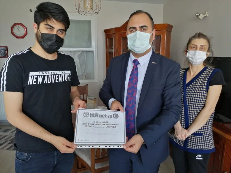 Hizmet-İş, iş kazasında ölen üyesinin ailesine sigorta çekini teslim etti
