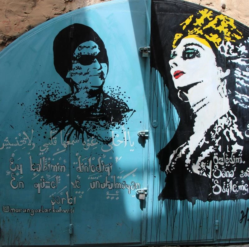 Mardin’de marangozlar, tanınmış kişilerin resimlerini dükkan kapılarına çiziyor
