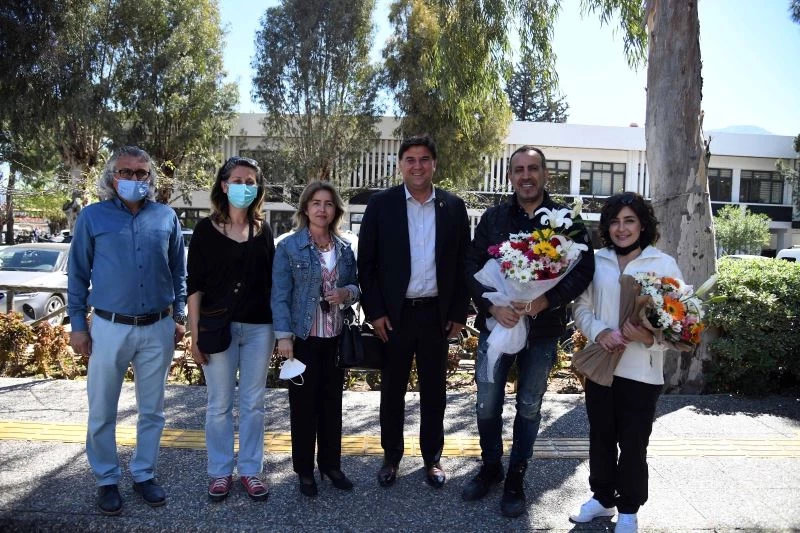 Haluk Levent ve Melek Mosso Karaca’yı ziyaret etti
