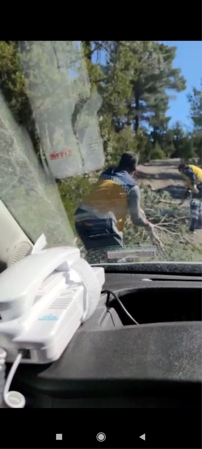 Hastaya yetişmeye çalışan 112 ekibine kütük engeli
