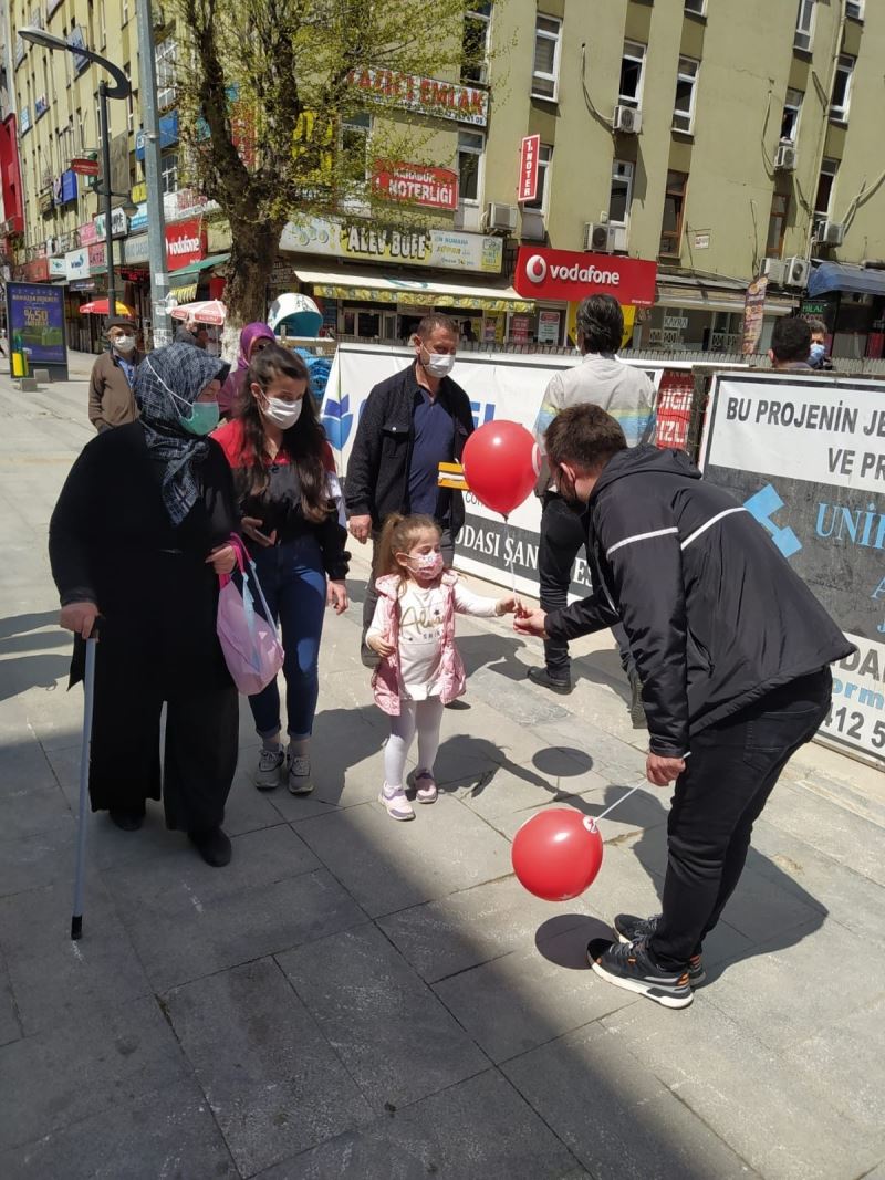 AK Parti Gençlik Kolları Türk Bayrağı ve balon dağıttı
