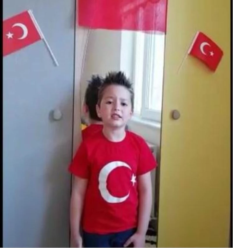 Minik Yağızhan 23 Nisan’ı İstiklal Marşı’nın 10 kıtasını ezbere okuyarak kutladı
