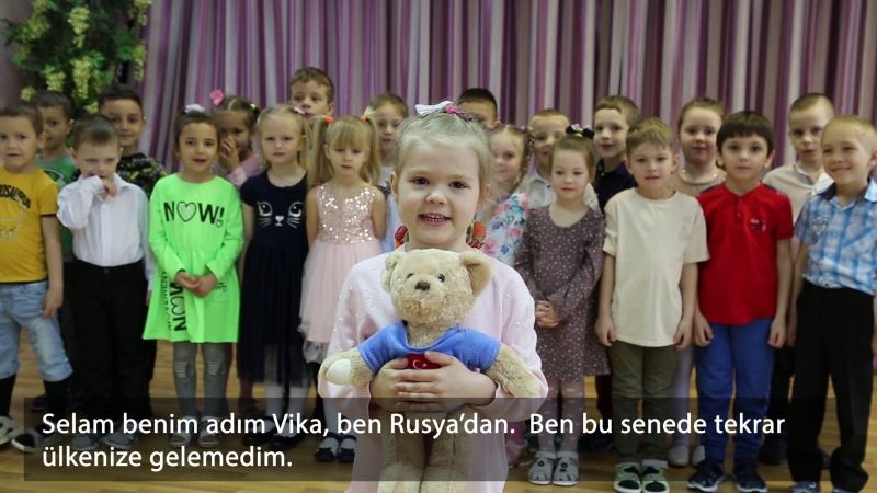 5 yaşındaki Rus Victoria’dan 23 Nisan şarkısı
