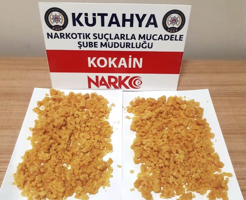 Ayakkabı kutusu ve el çantasında 588 gram kokain ele geçirildi
