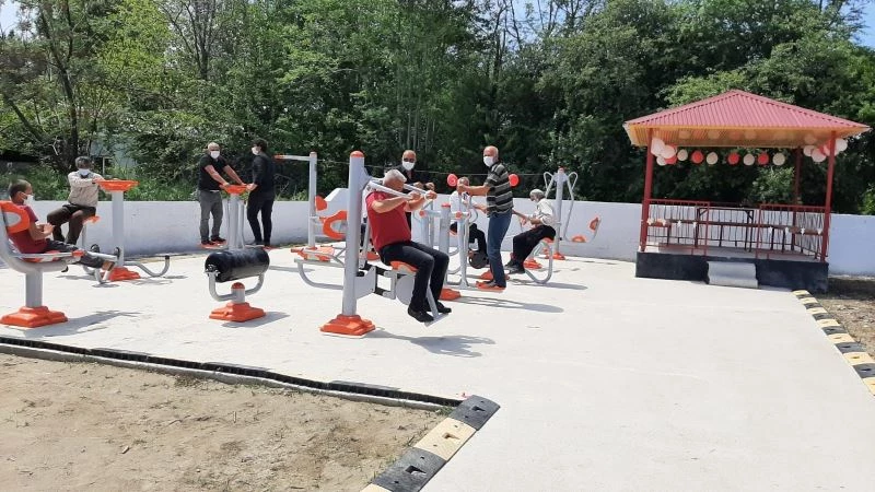 Muhtar köylülerle birlikte çöplüğü sosyal alan haline getirdi
