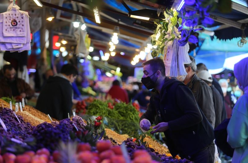 Bursa’da 3 günlük kısıtlama öncesi vatandaşlar pazarlara akın etti
