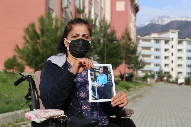 Tekerlekli sandalyeye mahkum anne 1 yıldır oğlunun yolunu bekliyor
