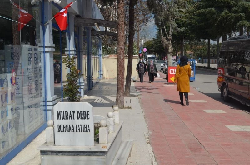 Kaldırımlar ve yol ortasındaki mezarlar görenleri şaşırtıyor

