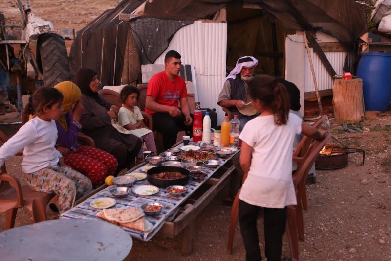 İsrail güçleri, Filistinli ailenin evini yıktığı için aile çadırda yaşıyor
