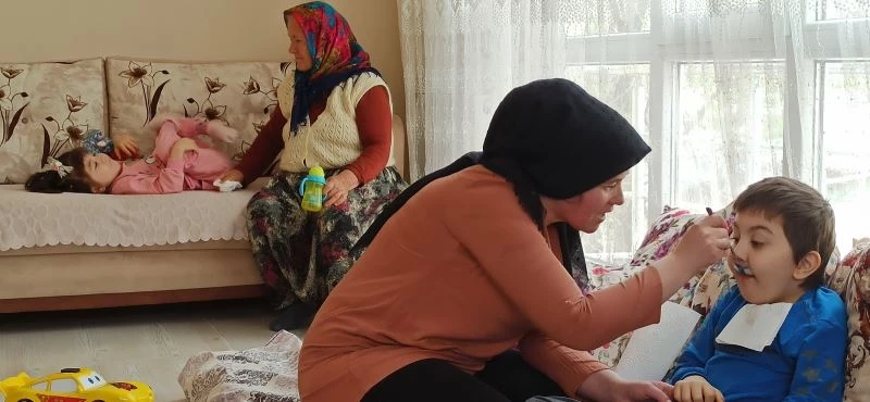 Yaşıtları bayram kutlarken iki kardeş bayramı yatakta geçiriyor
