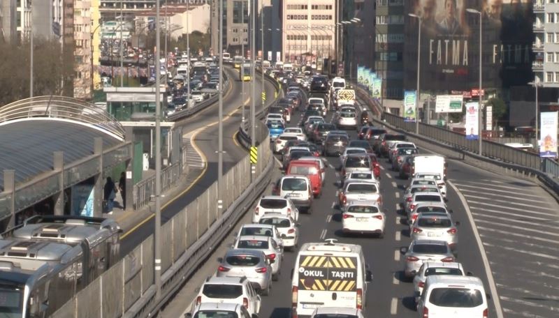 82 saatlik kısıtlama öncesi İstanbul’da trafik yoğunluğu yüzde 78’e ulaştı
