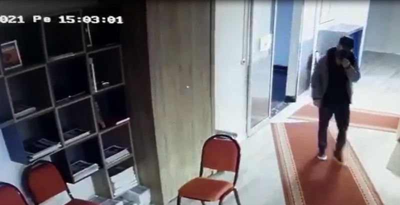 CHP İl Binasında sekreterin cüzdanını çalan zanlı güvenlik kamerasına yakalandı
