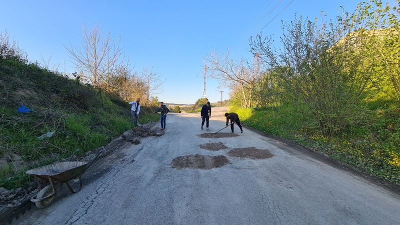 Gençler bozuk olan yoldaki çukurları toprakla doldurdu
