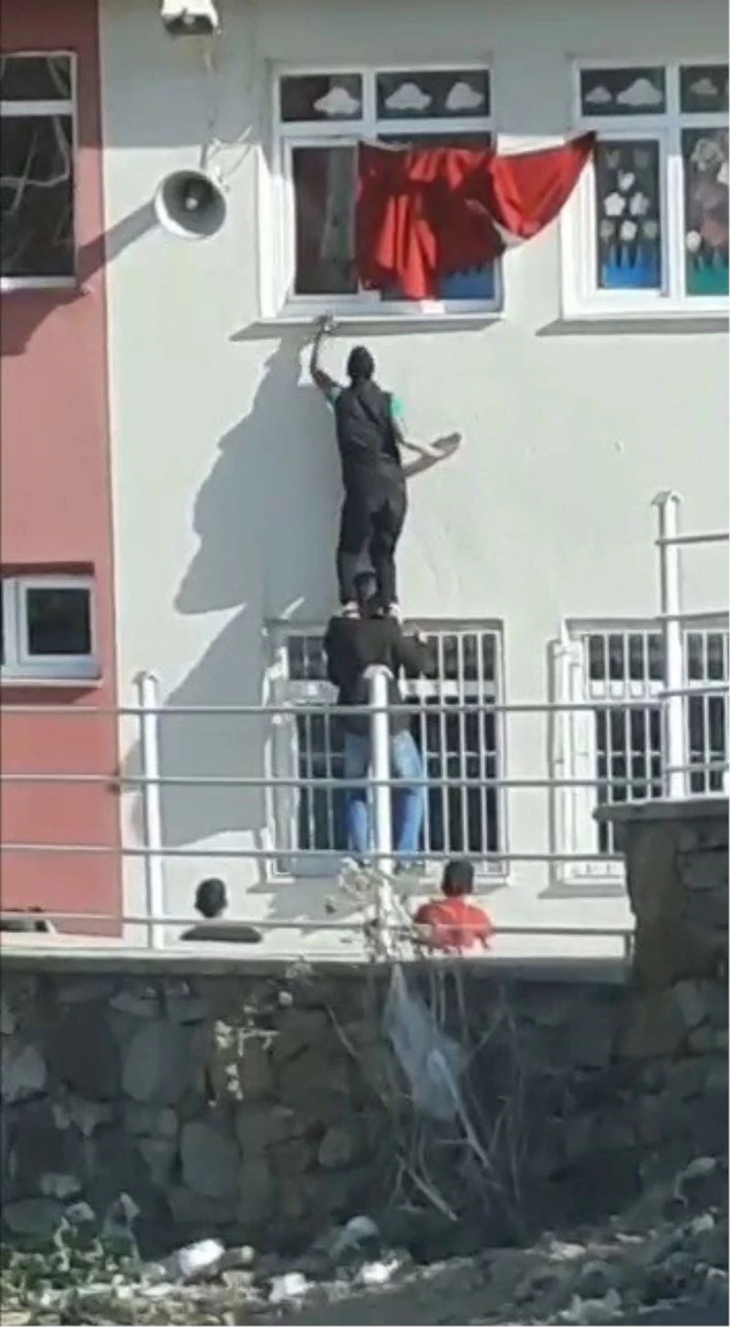 Katlanan bayrağı düzeltirken kendilerini tehlikeye attılar
