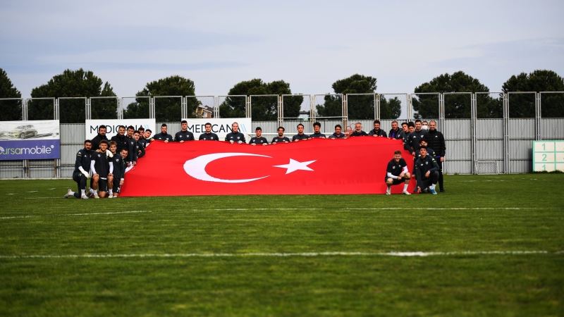 Bursasporlu futbolcular dev Türk Bayrağı açtı
