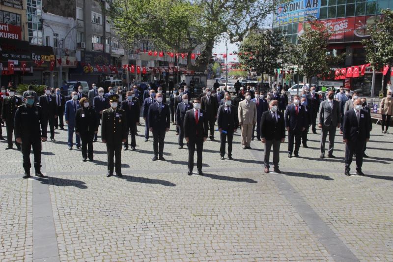 Edremit’te sosyal mesafeli 23 Nisan kutlaması
