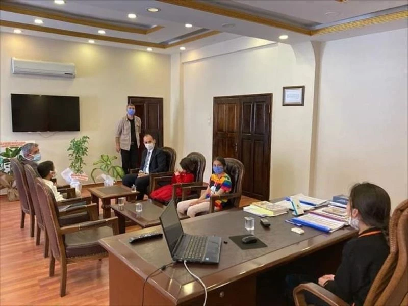 Çağlayancerit Kaymakamı İşçimen, koltuğunu ilkokul öğrencisi Cansu Ela