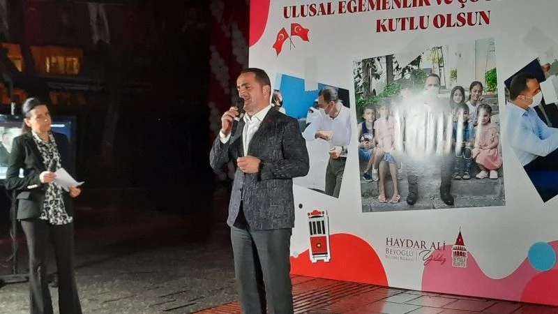 23 Nisan Ulusal Egemenlik ve Çocuk Bayramı’nda Galata Kulesi çocuk resimleriyle aydınlatıldı
