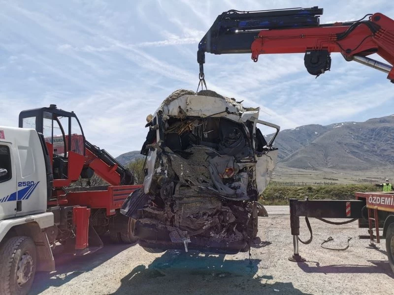 Tırların kafa kafaya çarpıştığı kazada sürücüler feci şekilde hayatlarını kaybetti
