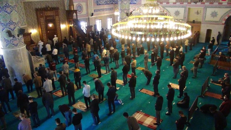 Sokağa çıkma kısıtlamasında tedbirli cuma namazı
