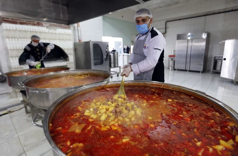 Van Büyükşehir Belediyesinin kazanları ihtiyaç sahipleri için kaynıyor
