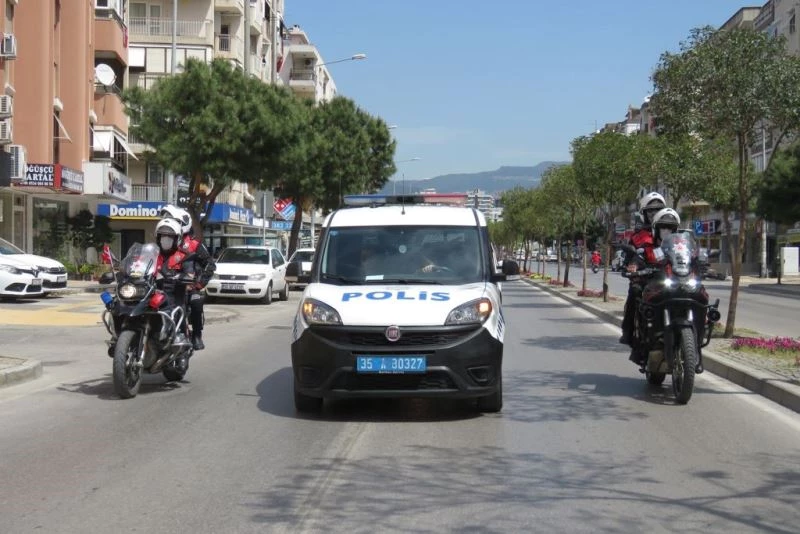 İzmir polisi, bayramı evde kutlayan çocukları unutmadı

