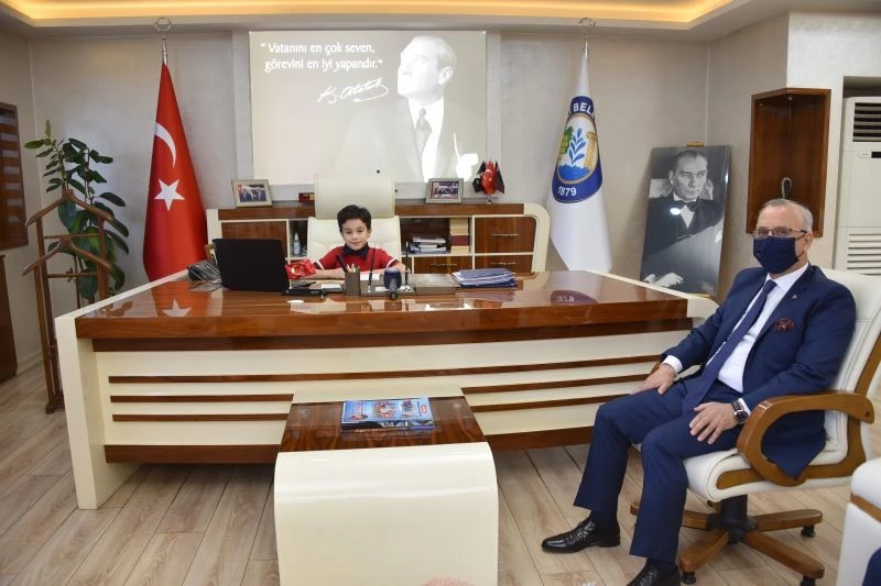 Başkan Kayda, makamını minik öğrenciye bıraktı
