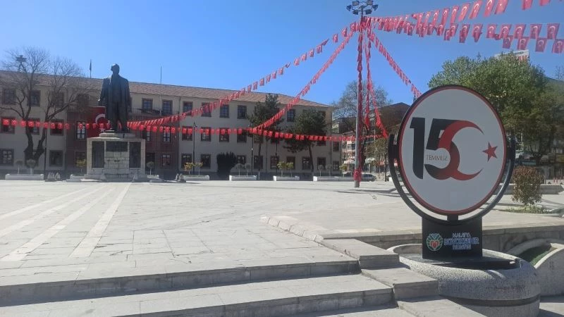 Sokağa çıkma kısıtlamasında caddeler boş
