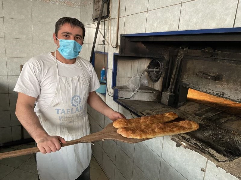 Fırın ustaları yaklaşık 200 derecelik fırın karşısında oruç tutuyorlar
