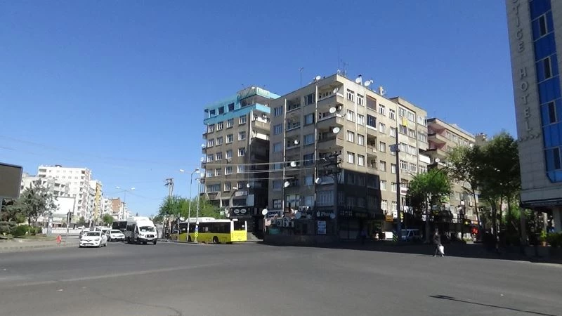 Diyarbakır’da kısıtlama nedeniyle cadde ve sokaklar boşaldı
