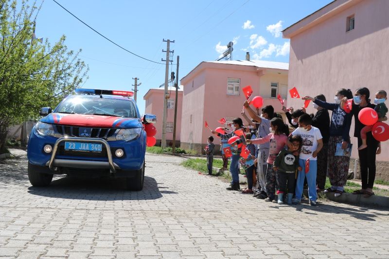 Mehmetçik’ten köy çocuklarına bayram sürprizi, gören koştu
