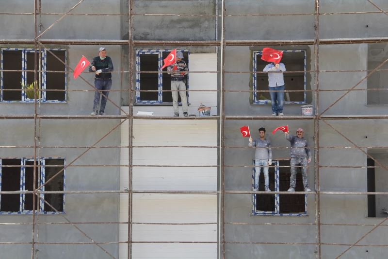 Sinop’ta 23 Nisan balkonlardan kutlandı: İnşaat işçileri de çocuklar gibi sevindi
