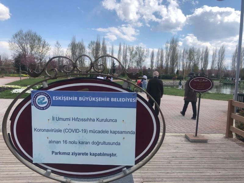 Park girişindeki ’Kapalı’ uyarısını umursamadılar
