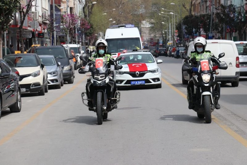 Yalova’da polis, jandarma ve belediye araçlarından 23 Nisan konvoyu yaptı
