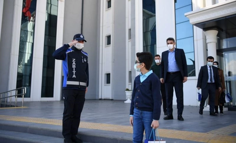 Minik başkan törenle koltuğu devraldı
