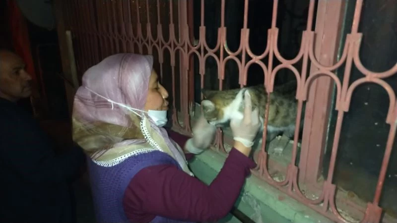 Kurtarılan kedisini öperek sevdi
