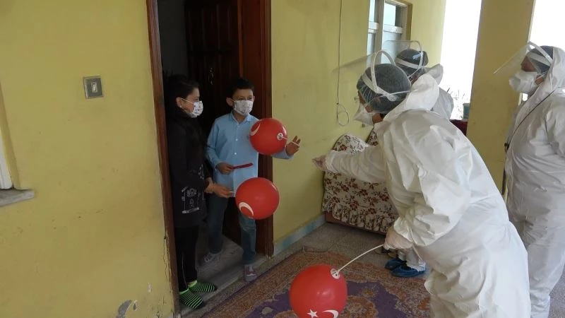 Trabzon’daki filyasyon ekiplerinden ailesi karantinada olan çocuklara 23 Nisan süprizi
