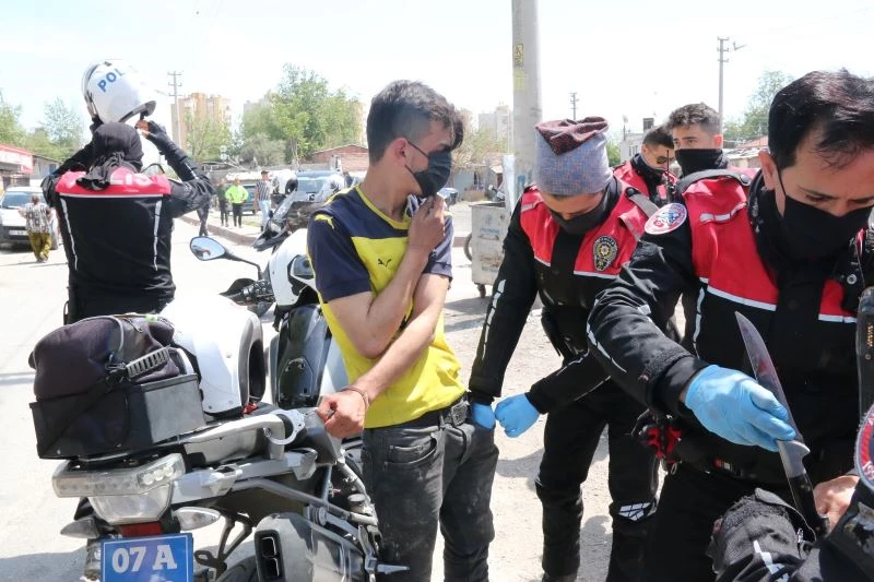 Çaldığı 30 bin TL ve altın dolu poşetle koşarken devriye gezen polis ekibinin önüne düştü
