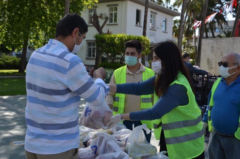 Antalya Büyükşehir Belediyesi üreticiden aldığı elmaları ücretsiz dağıtıyor