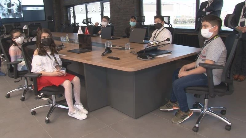 (Özel) 23 Nisan’da sanayinin ve üretimin geleceği için koltuklar çocuklara bırakıldı
