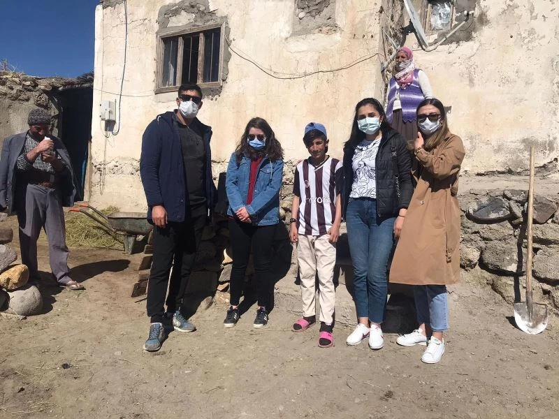 Koyun otlatan çocuğun bayrak hassasiyeti takdir topladı
