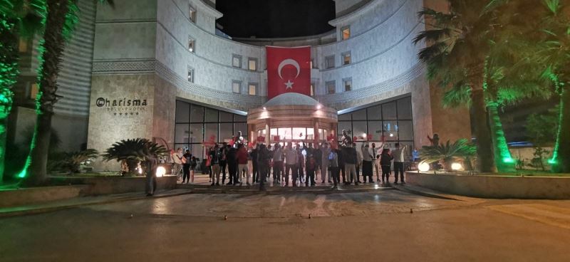 Kuşadası’nda vatandaşlar İstiklal Marşı’nı balkondan okudu
