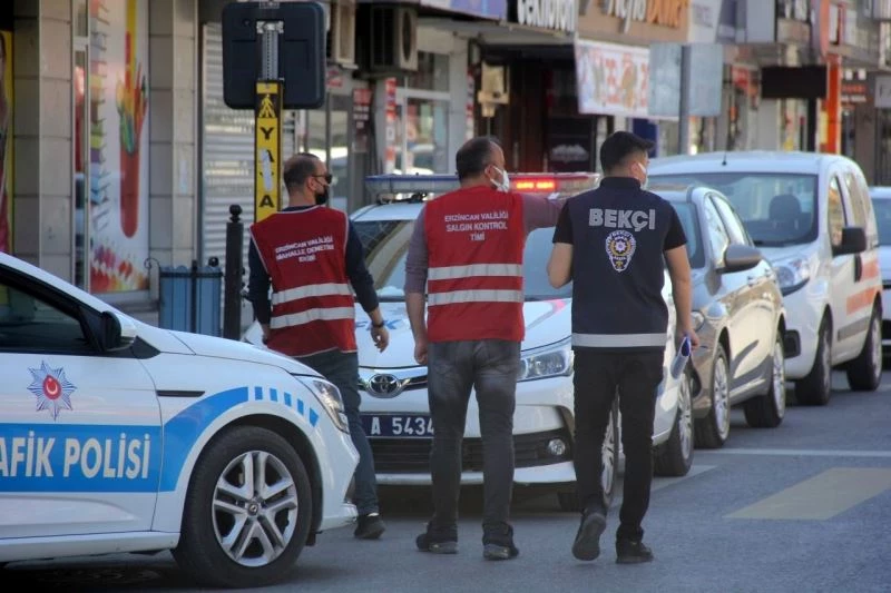 Karantinada olması gereken 5 kişi HES kodu sorgulamasıyla sokakta yakalandı
